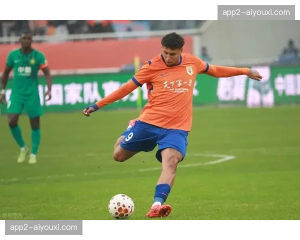 山东泰山克雷桑谢文能状态火热，前场三叉戟配合默契